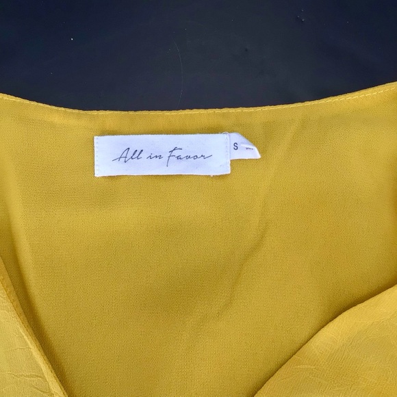 All In Favor Mellow Yellow Smocked Puff Sleeve Surplice Button Bodysuit Sz Small - Picture 3 of 15